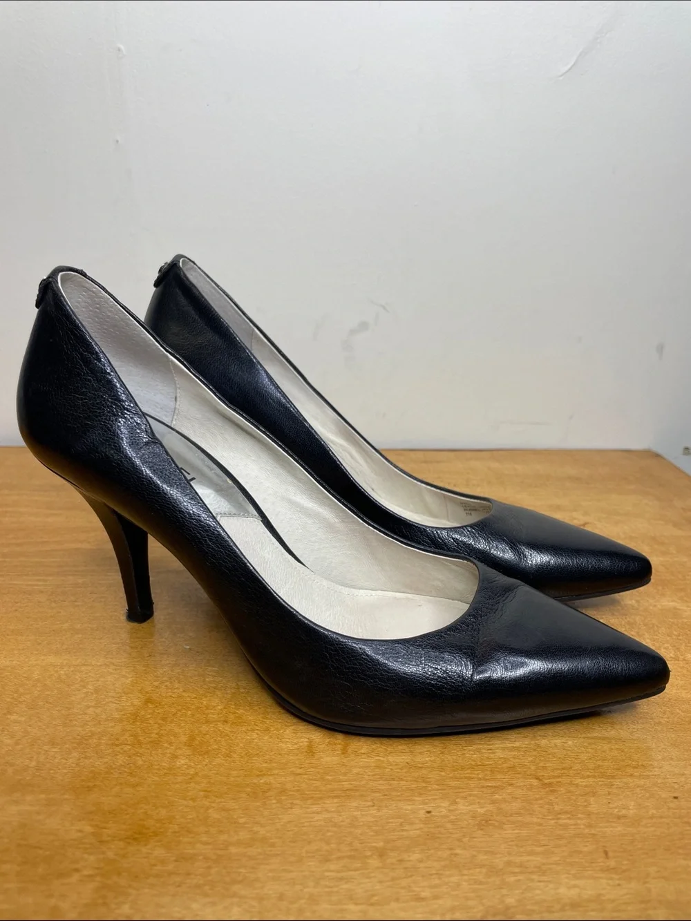 MICHAEL Michael Kors Black Pointed-Toe Leather Pumps with Kitten Heel. Size 7